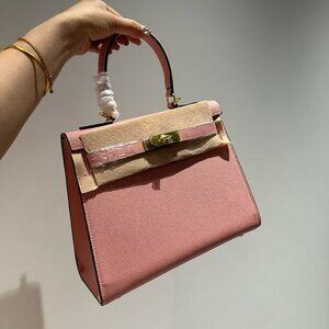 Please see the second picture，Hermes  bag in classic color scheme, excellent co
